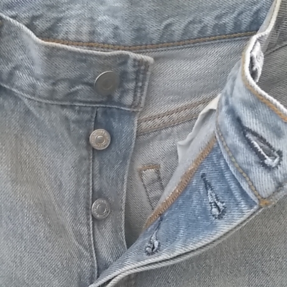 FINAL MARKDOWN LEVI’S 501 distressed denim shorts 28 waistline - Picture 15 of 15